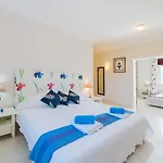 Vila Tarraula By *